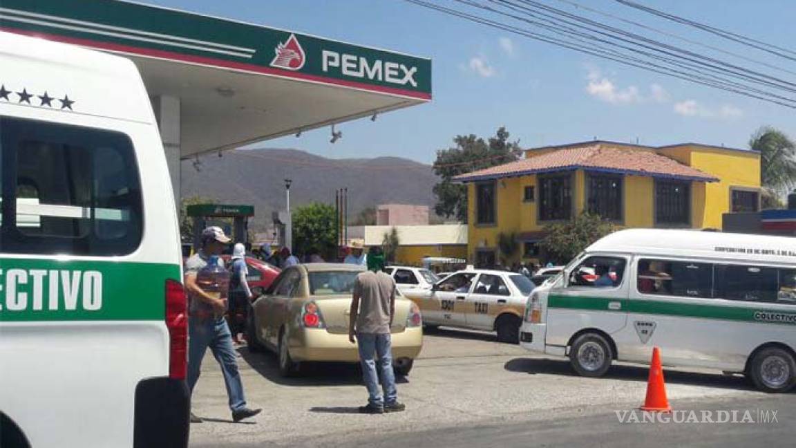 CNTE toma gasolineras y regala combustible en Chiapas