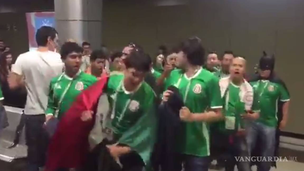 Mexicanos bailan 'La rayita' en metro de Rusia