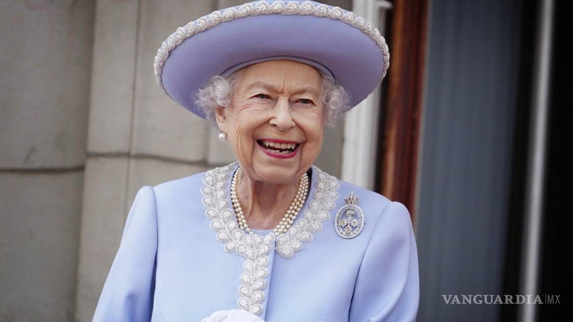 $!La reina Isabel II lució feliz durante el desfile.