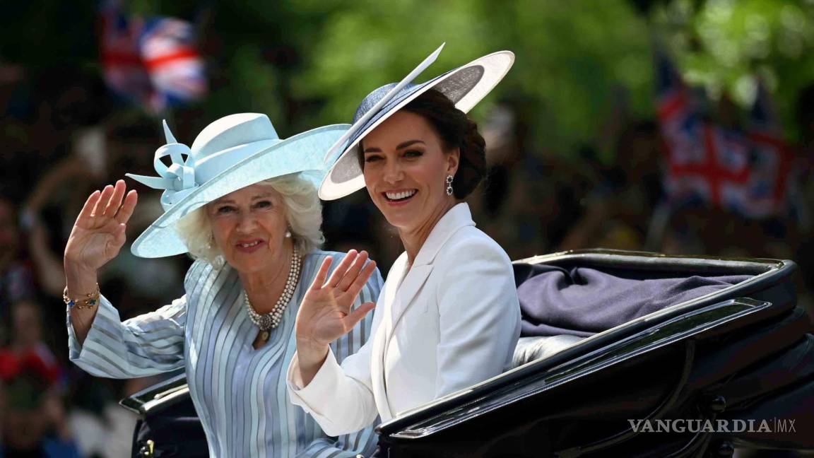 $!Camilla duquesa de Cornualles (i) y Catherine duquesa de Cambridge (d), saludan en The Mall durante las celebraciones del Jubileo de Platino de la Reina Isabel II.