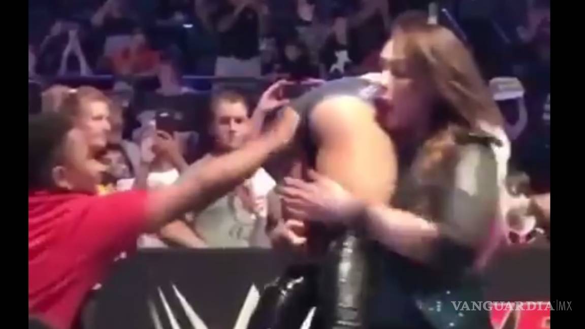 Menor de edad le da una nalgada a luchadora de la WWE
