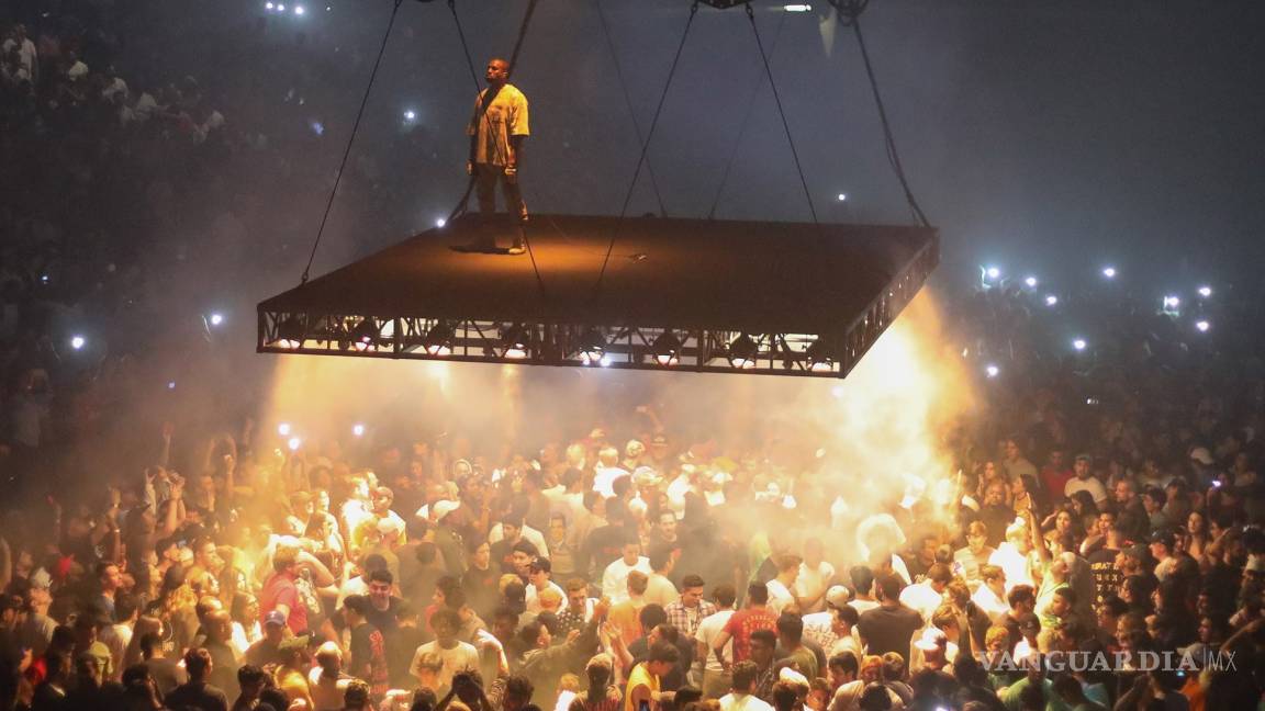 Kanye West es abucheado tras abandonar concierto