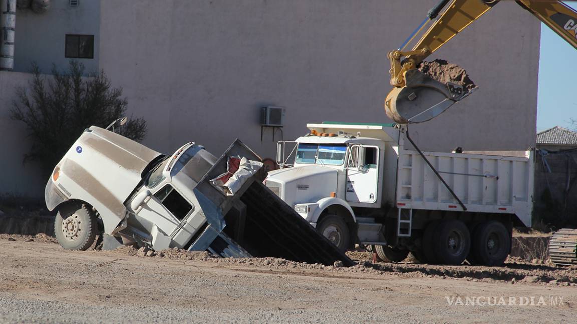 Vuelca camión materialista en obra en construcción en Saltillo