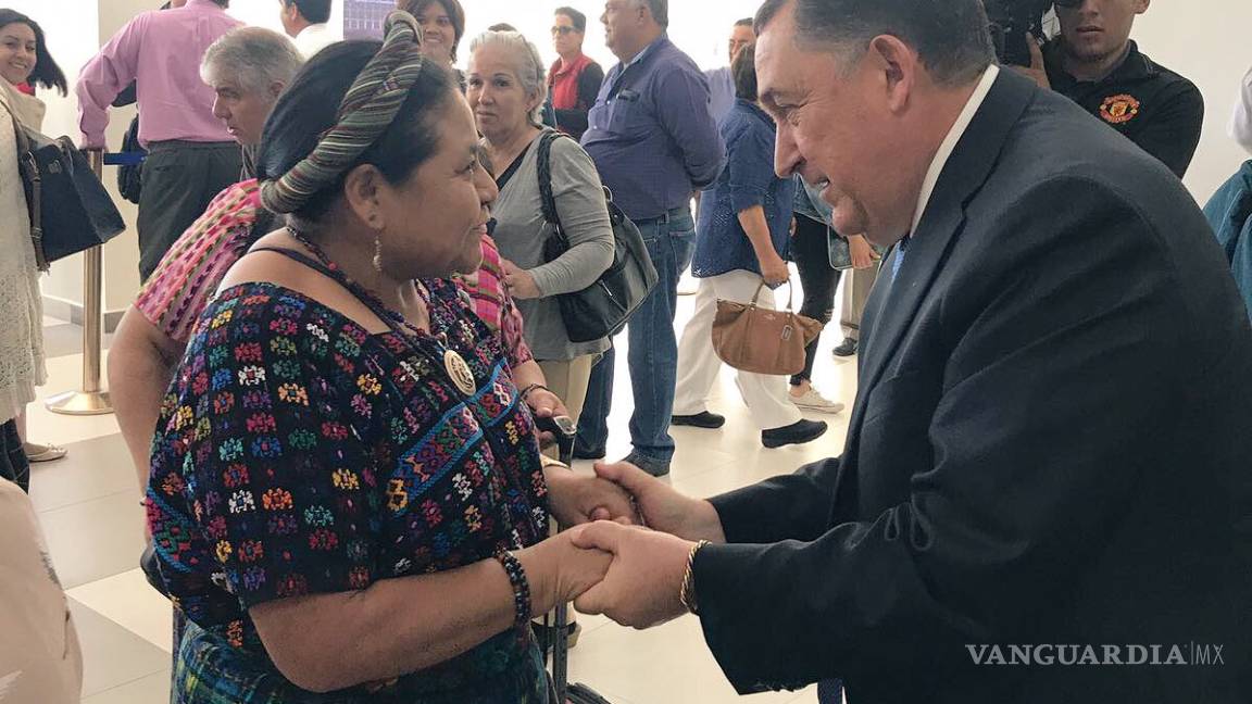 Coincide Rigoberta Menchú con alcalde de Saltillo en Aeropuerto