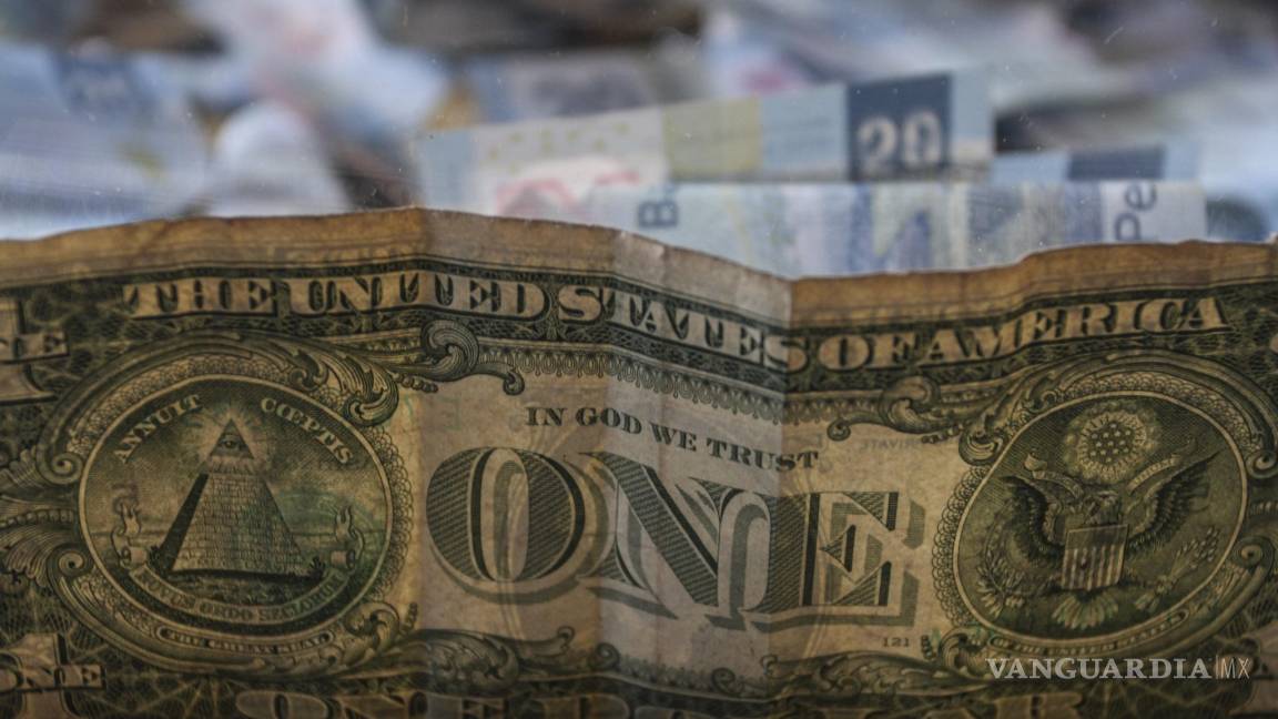 Dólar pierde fuerza; cierra en 20.89 pesos en bancos