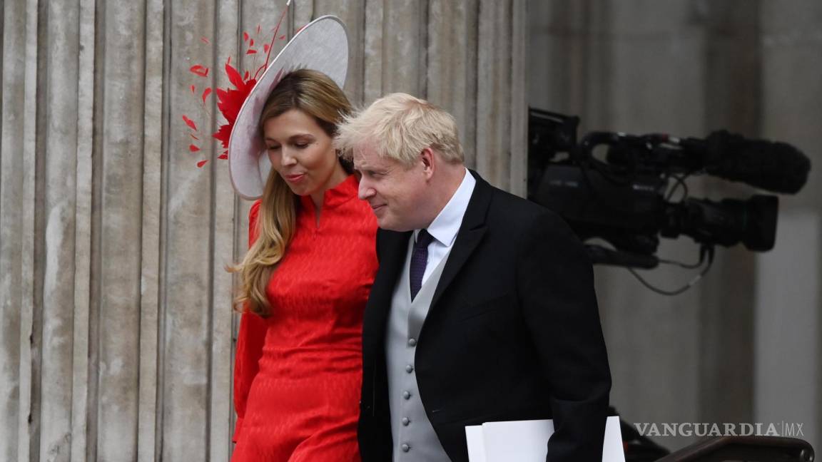 $!El primer ministro británico, Boris Johnson y su esposa, Carrie Johnson, abandonan el Servicio Nacional de Acción de Gracias en la Catedral de San Pablo.
