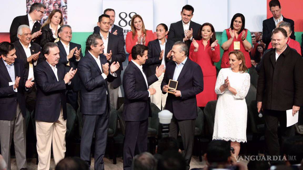 Peña Nieto entrega medalla a Manlio Fabio Beltrones