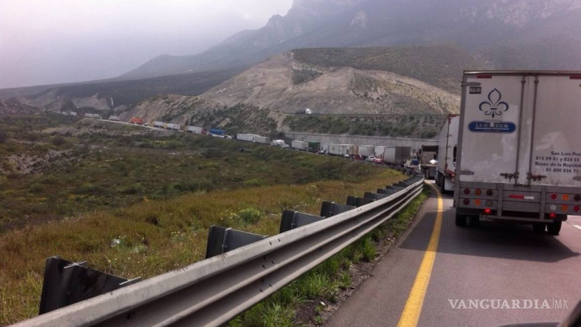 Trailer desquicia carretera a Monterrey