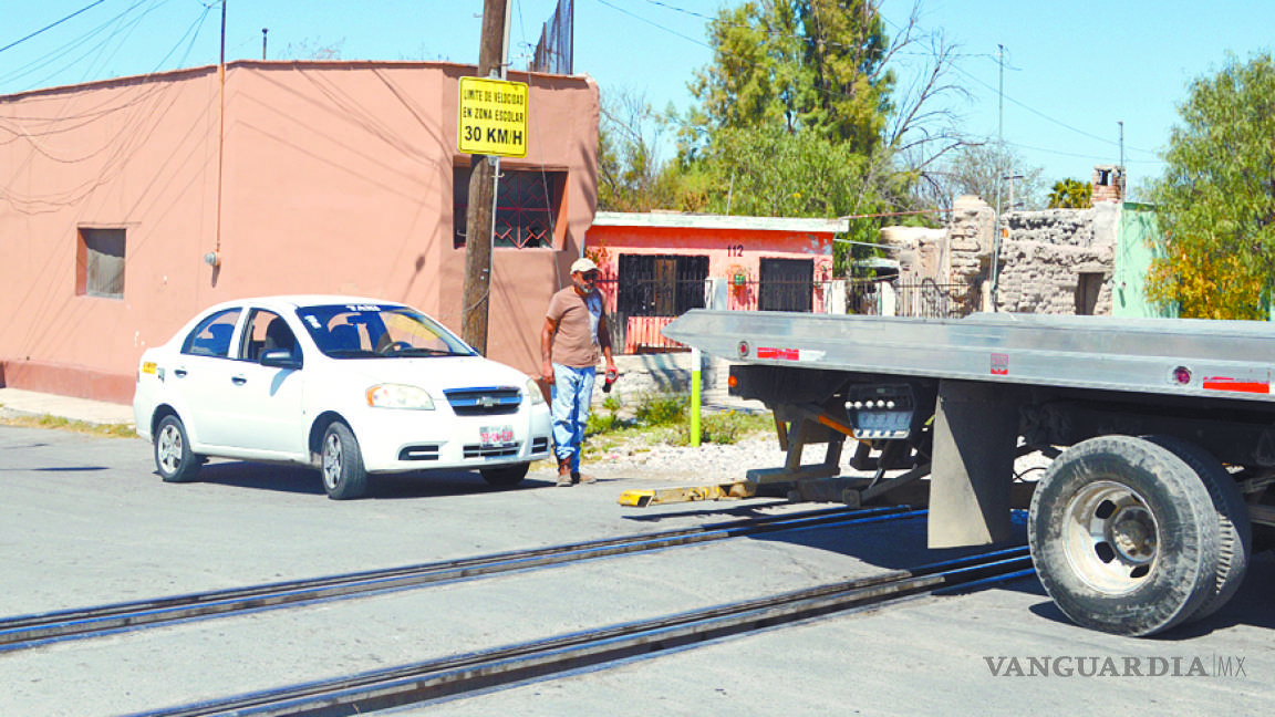 En Ramos Arizpe, le falla auto en plenas vías del tren