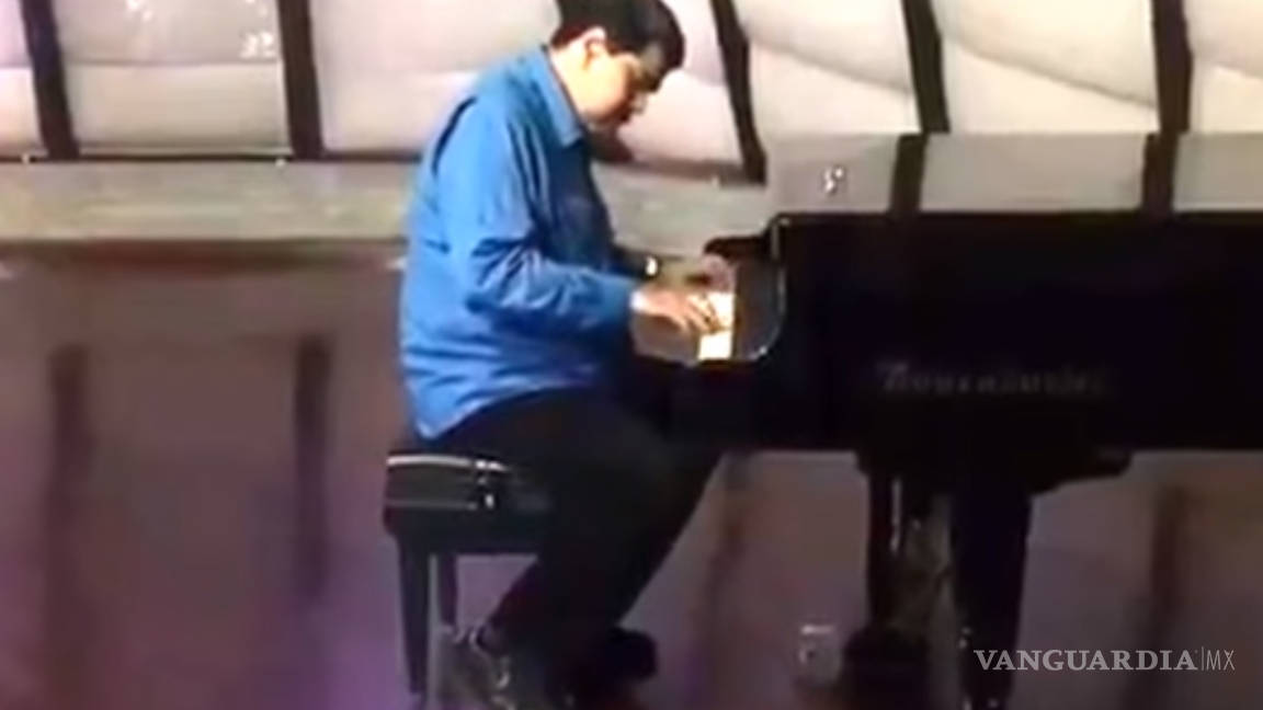 Nicolás Maduro muestra un video tocando el piano