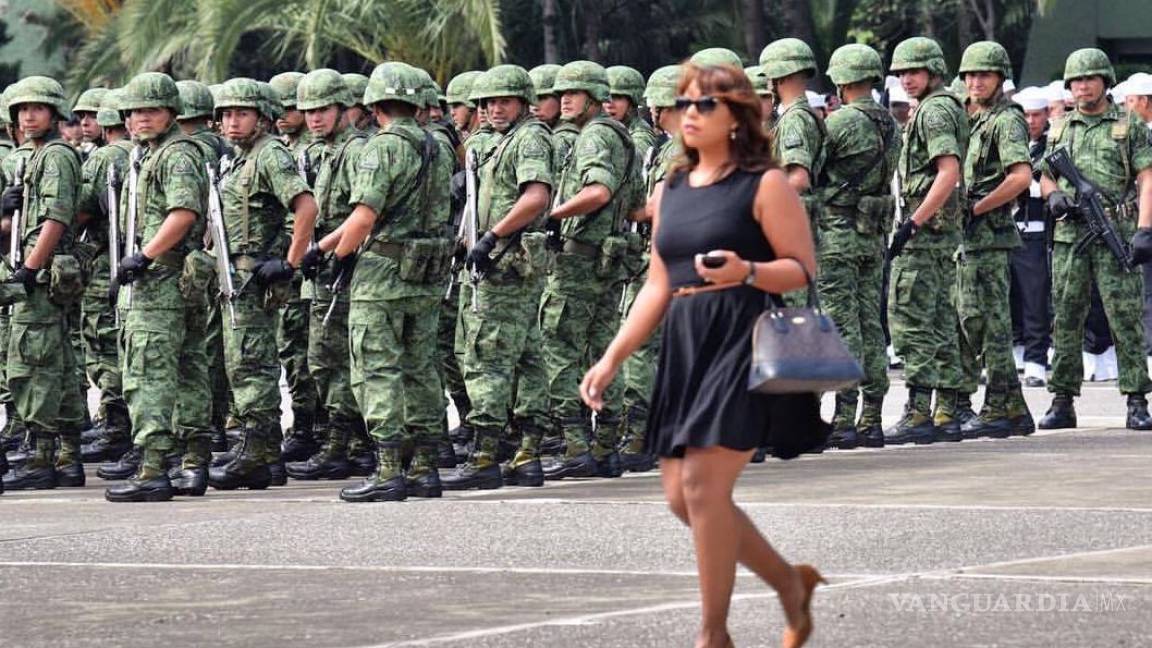 Soldados &quot;se comen&quot; con la vista a mujer, internautas los critican