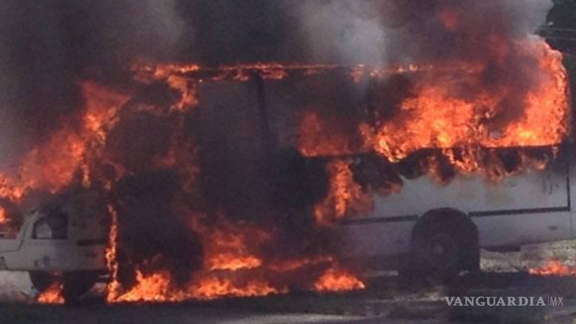 Pandilleros incendian camión del transporte público de Saltillo
