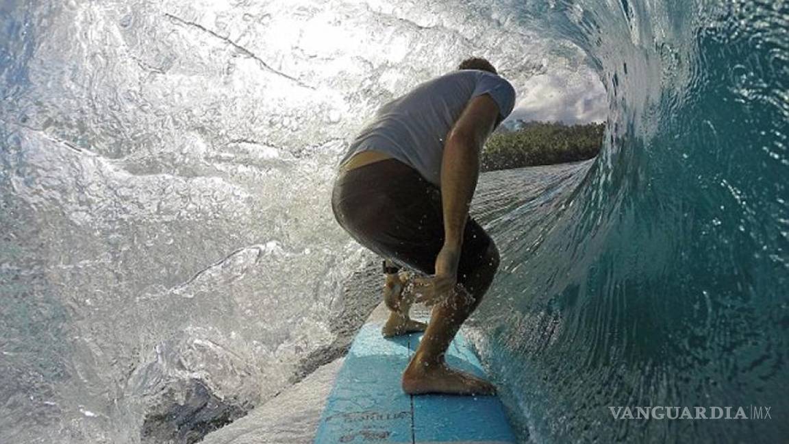Surfer graba increíble viaje en el interior del túnel de una ola