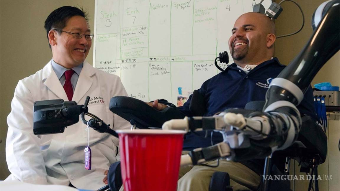 Científicos logran que cuadripléjico mueva brazo robótico con la mente