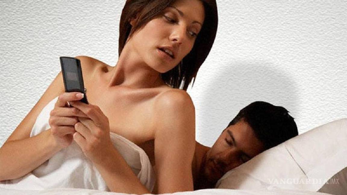 Mujeres prefieren revisar Whatsapp después del sexo