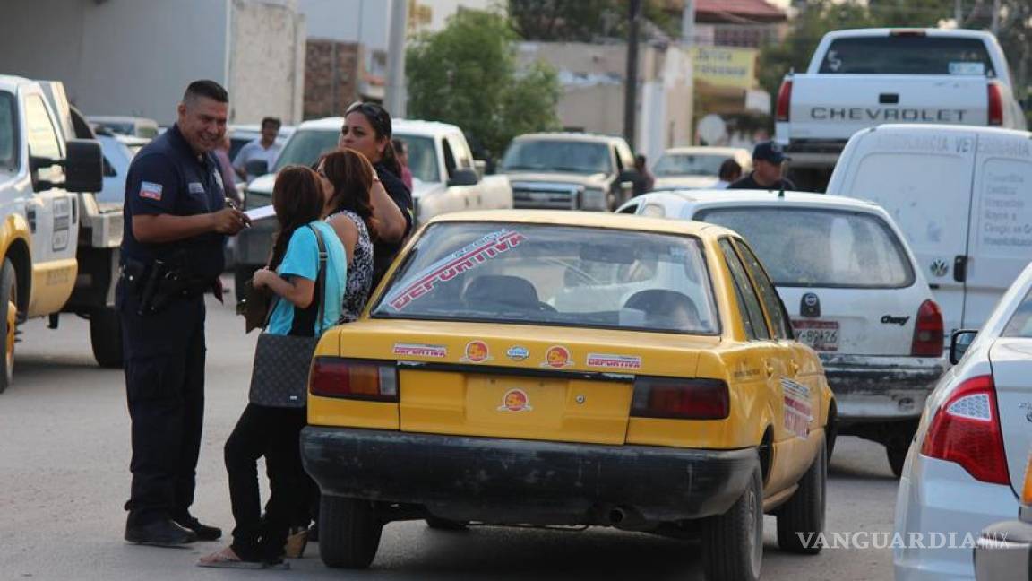 Pega operativo contra vehículos irregulares en Sabinas