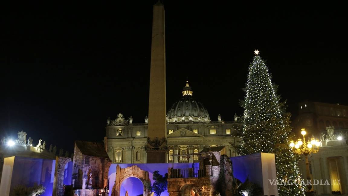 Vaticano inaugura belén, árbol de Navidad e iluminación en Plaza de San Pedro