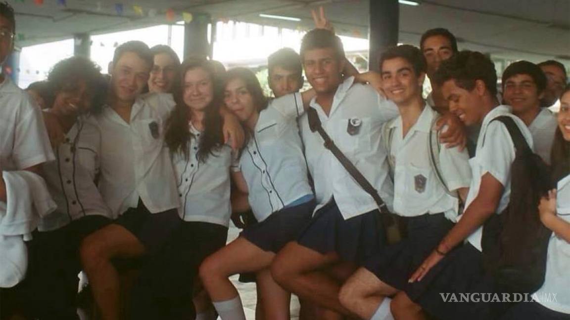 Estudiantes asisten con falda a escuela compañera transgénero discriminada