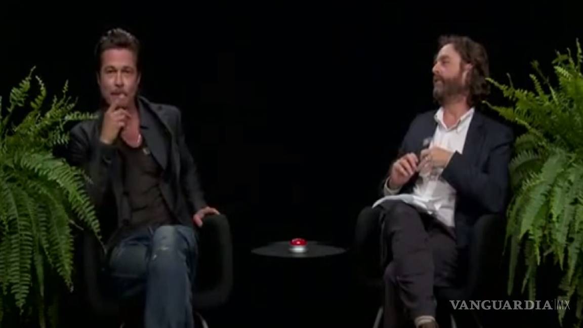 Brad Pitt escupe chicle a un actor en entrevista