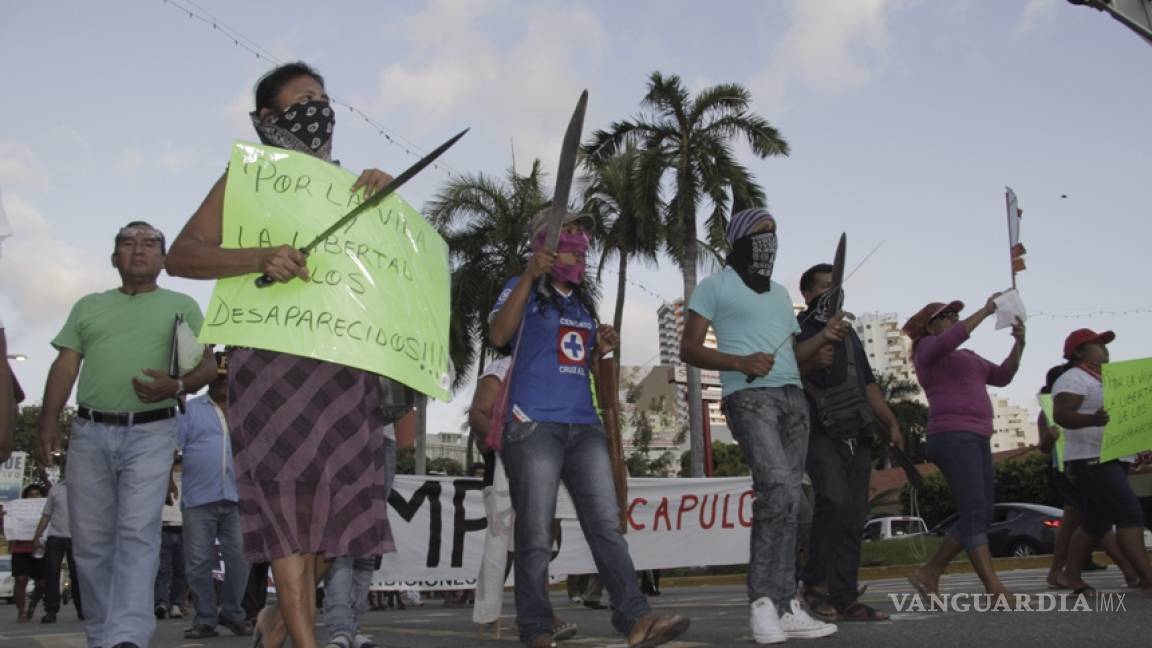 Padres de normalistas encabezan marcha pacífica en Acapulco