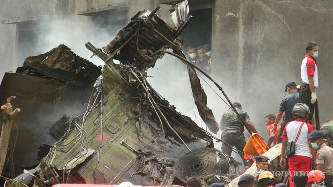 Accidente de avión militar en Indonesia deja 30 muertos y 2 heridos