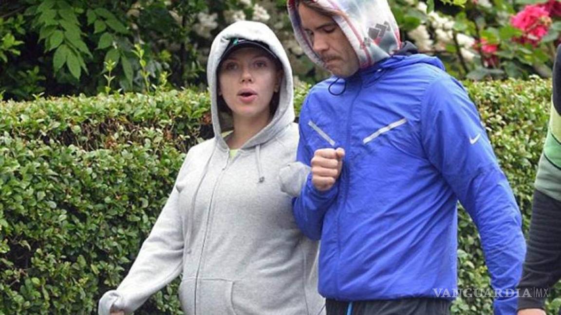 Scarlett Johansson luce su embarazo en Londres