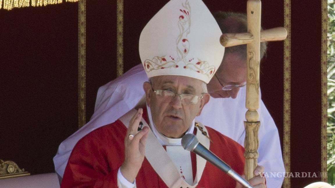 Papa Francisco reza por víctimas de avionazo en Francia