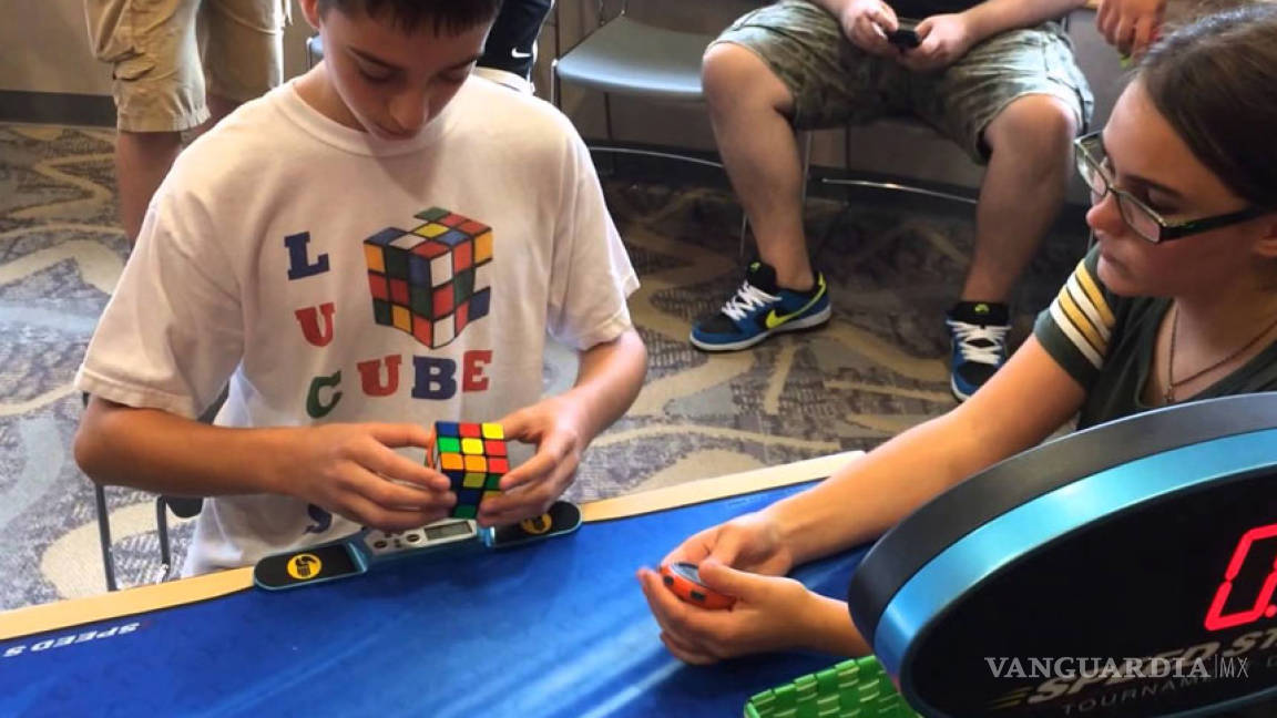 ¡Adolescente resuelve Cubo Rubik en menos de 5 segundos!