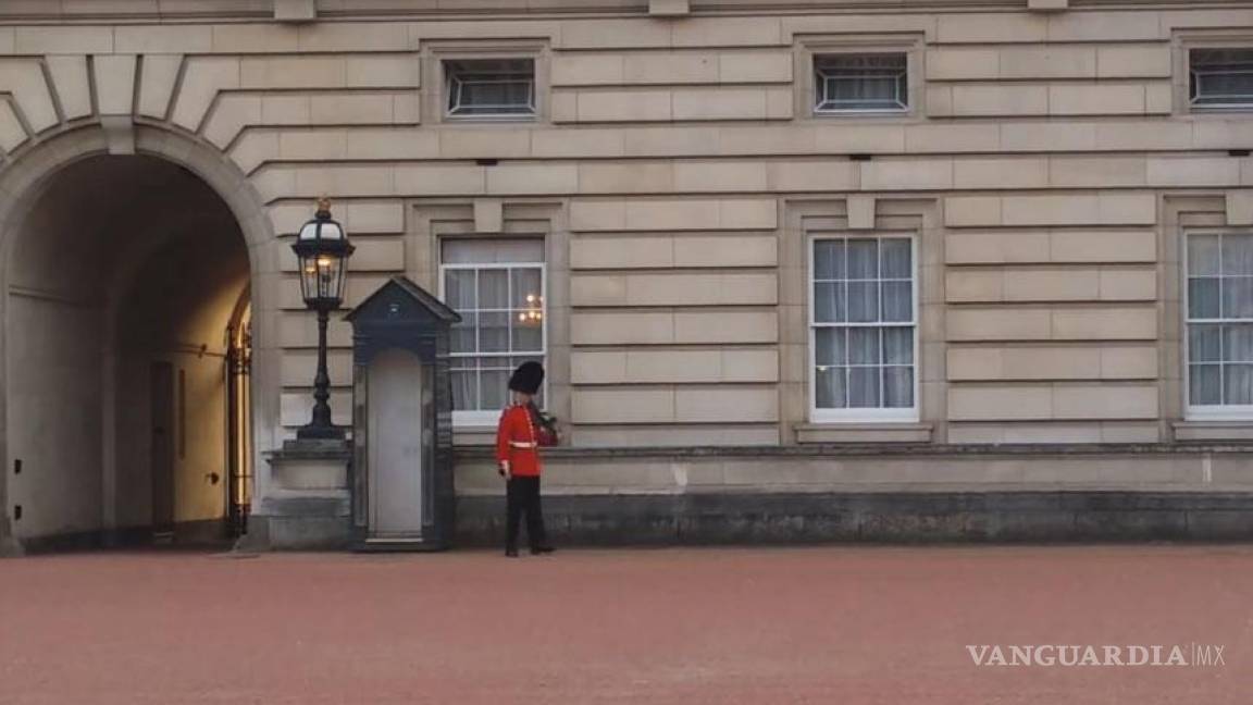 Guardia del Palacio de Buckingham iría a la cárcel por bailar para el público