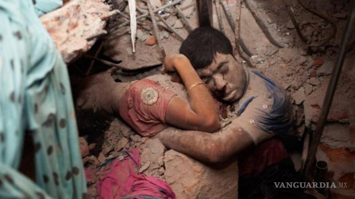 Imagen de Bangladesh conmueve al mundo; la abraza y llora sangre