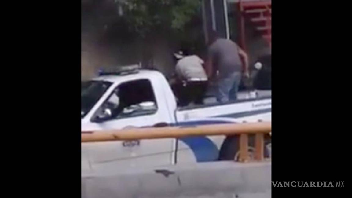 Captan en video a policía golpeando a indigente