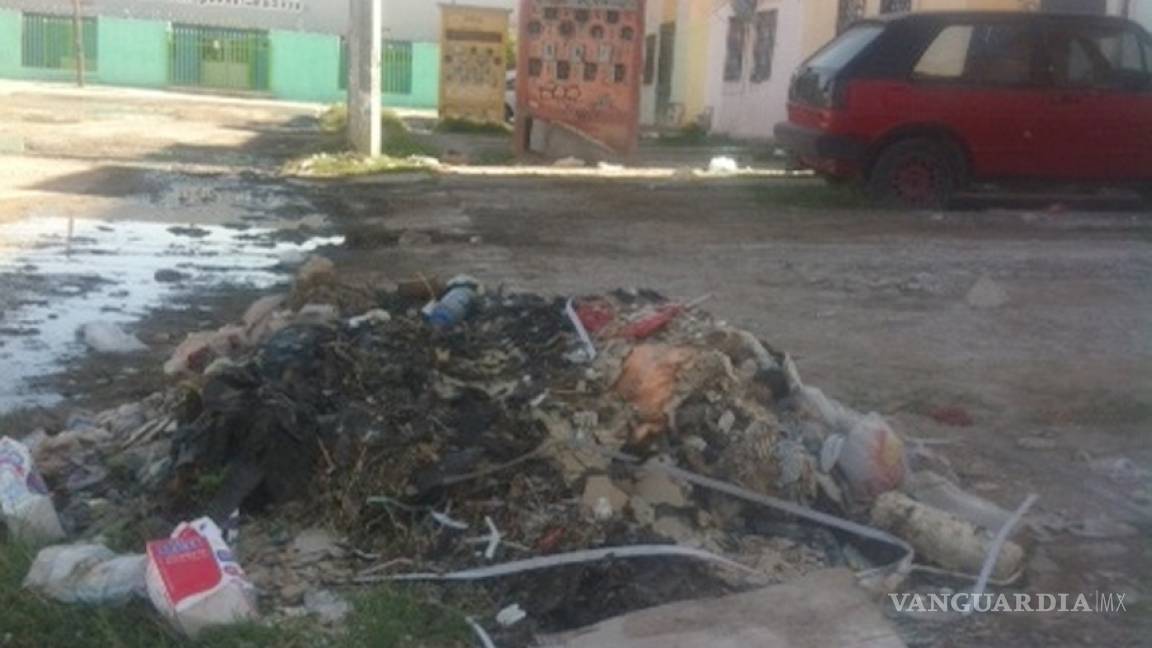 Problemas en drenaje en colonia de Torreón por taponamiento
