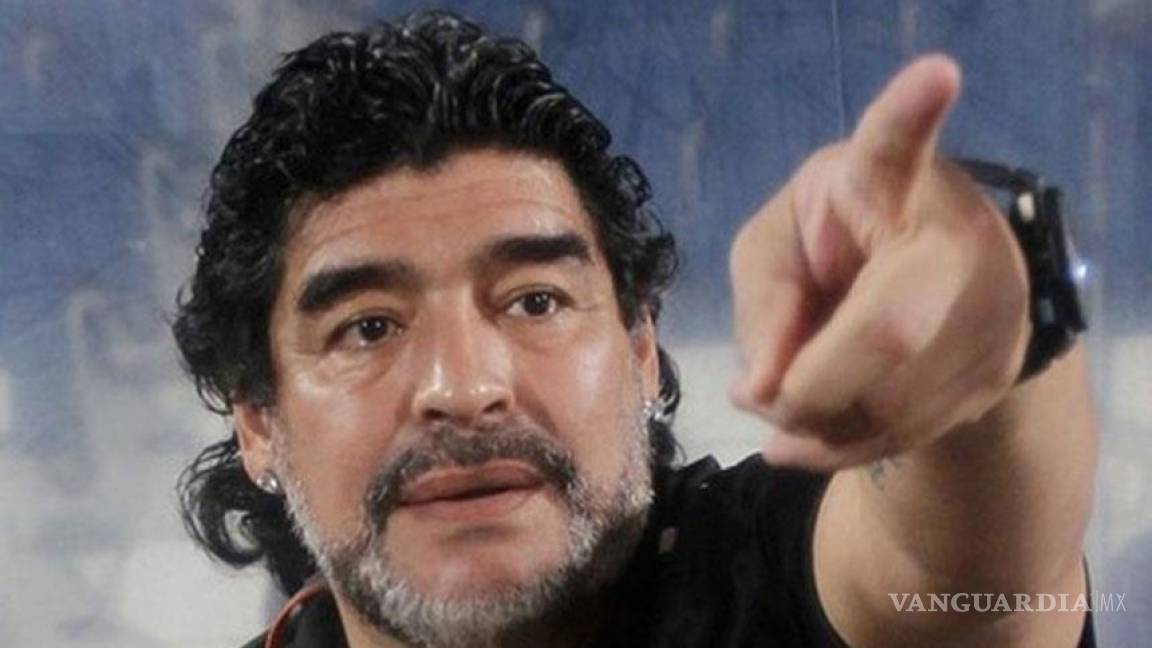 Apedrea Maradona a periodistas