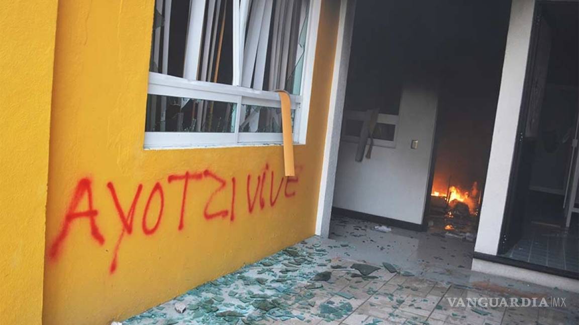 Manifestantes incendian sede del PRD en Chilpancingo