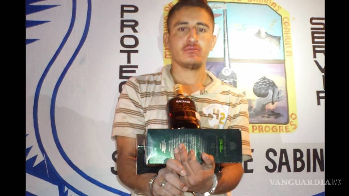 En San Juan de Sabinas detienen a sujeto tras robar botellas de whisky