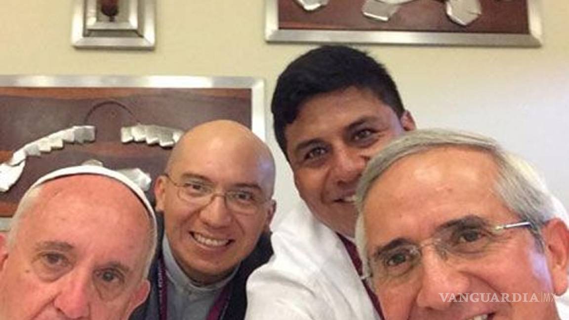 Selfies de Papa con jóvenes, sacerdotes y periodistas en Ecuador