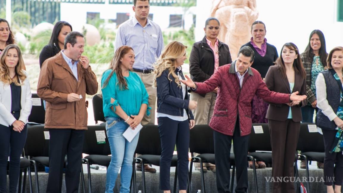 Peña Nieto entrega cartas de naturalización a nuevos mexicanos