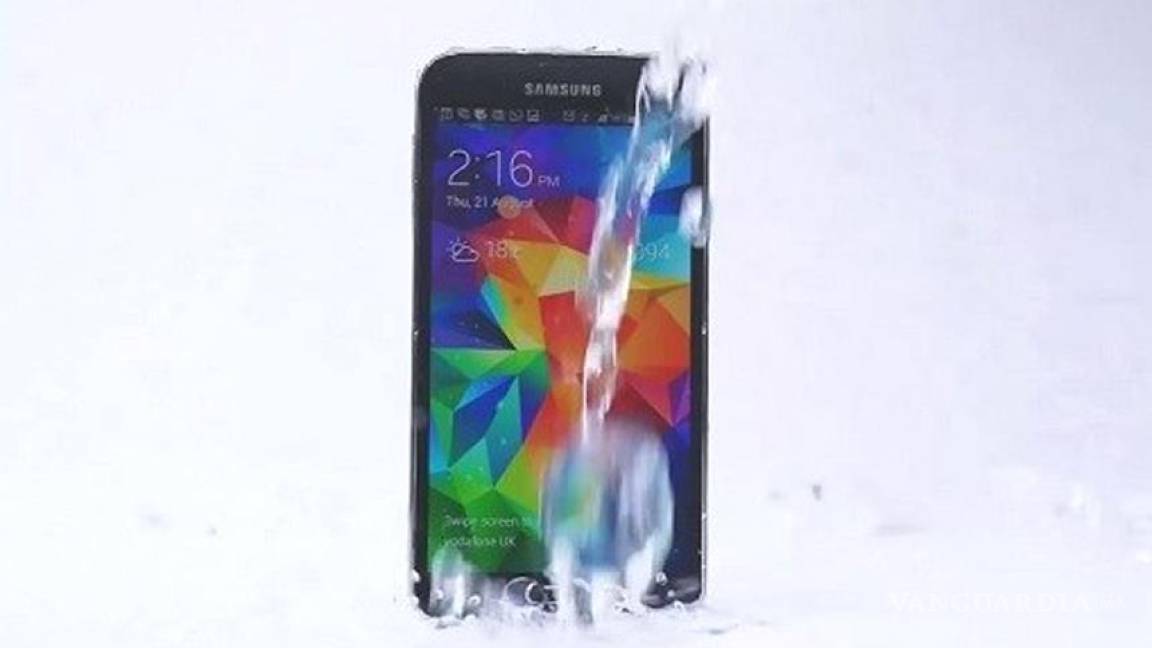 El Galaxy S5 hace el #IceBucketChallenge y reta al iPhone 5S
