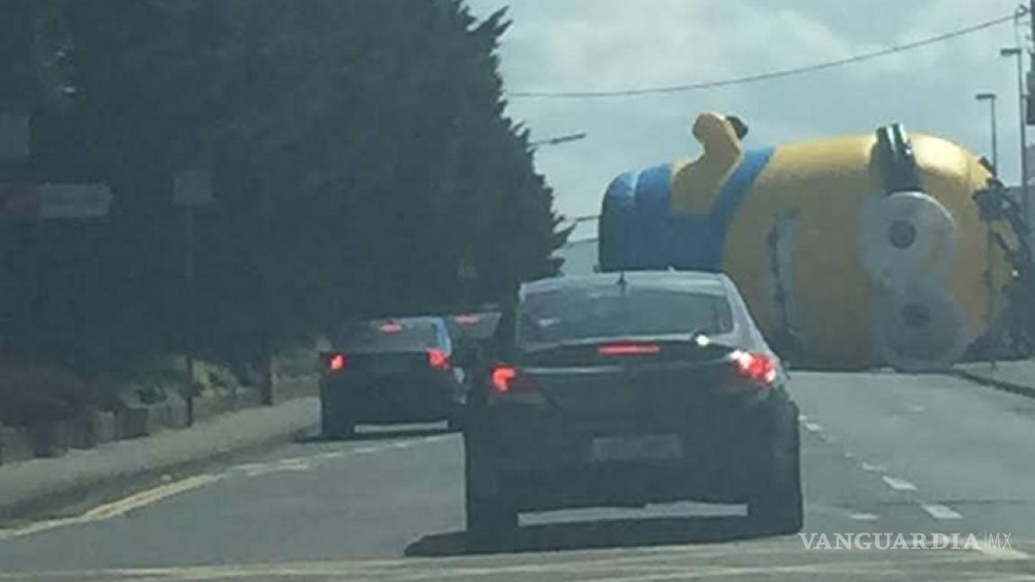 Minion gigante se escapa y desata caos en carretera