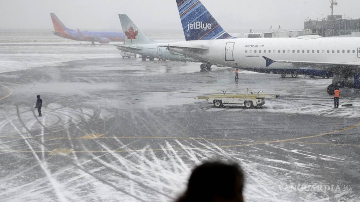 Cancelan más de 2 mil vuelos en EU por nevadas