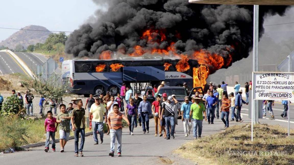 Bloquean carretera en Michoacán por autodefensas