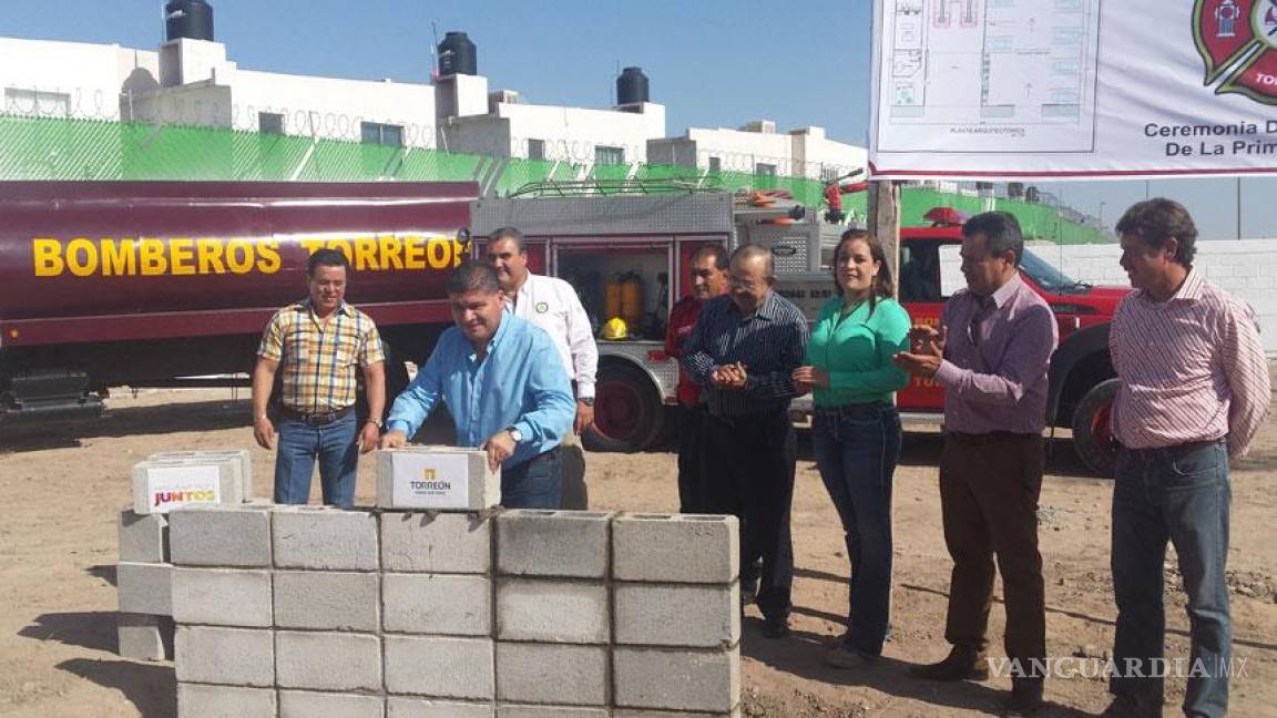 Colocan primera piedra de nueva estación de Bomberos en Torreón