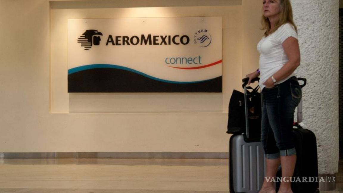 Alistan huelga sobrecargos de Aeroméxico