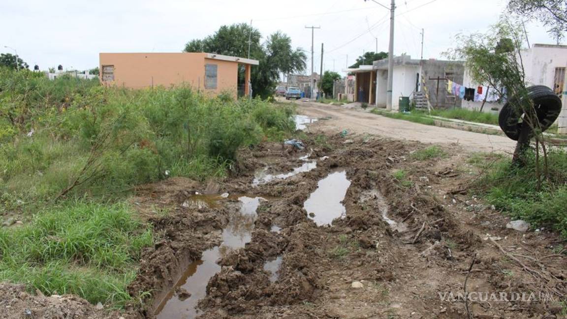 Atribuyen a ex funcionario municipal inundaciones en colonia de Sabinas