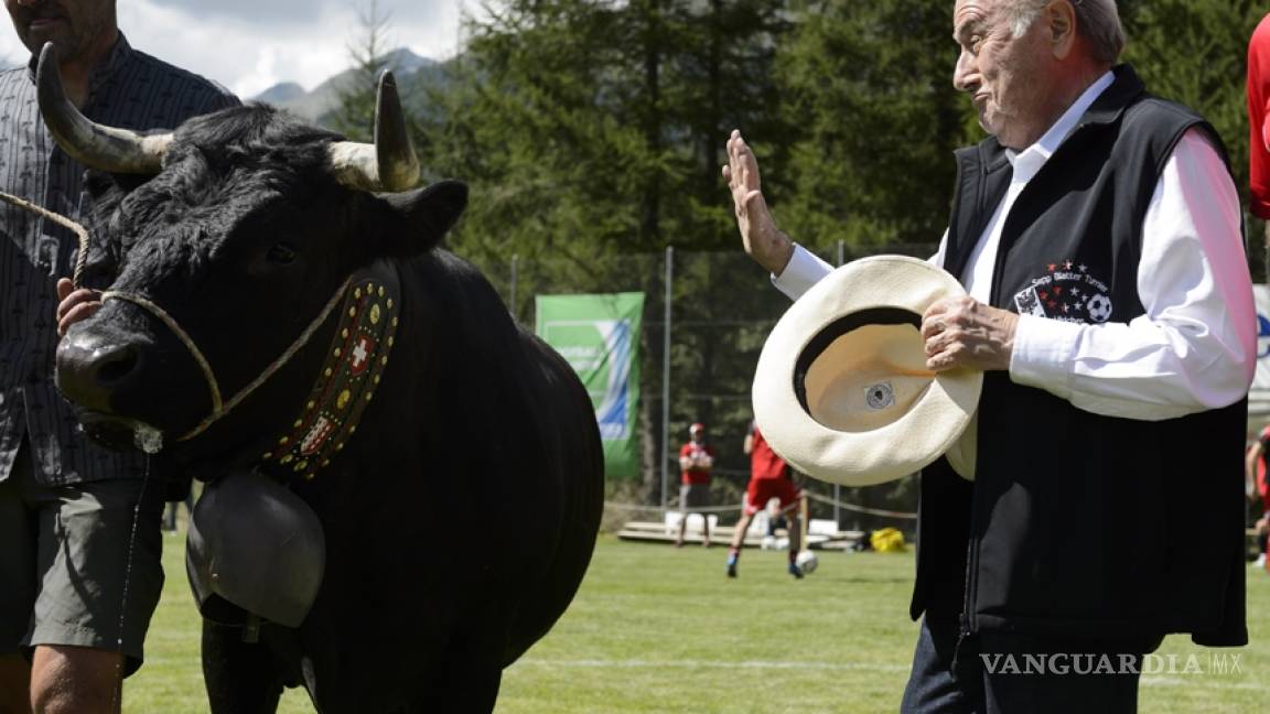 Blatter recibe una vaca de regalo en torneo benéfico en Suiza