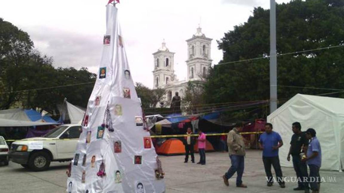 Colocan árbol con fotos de normalistas en Chilpancingo
