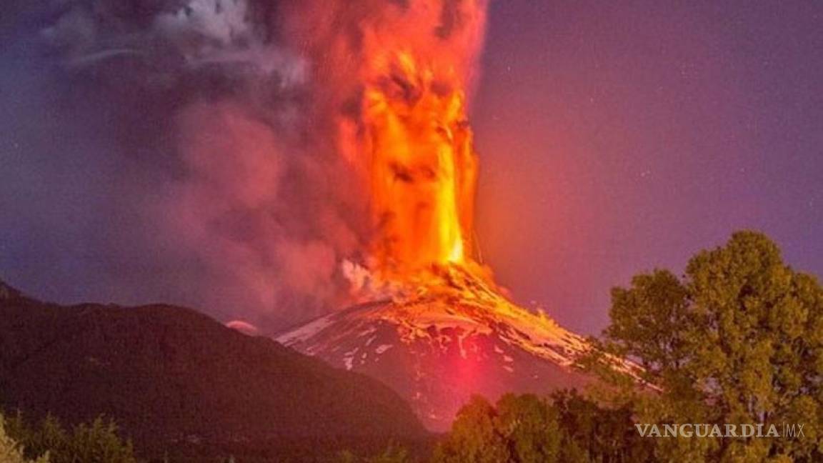 Volcán Villarrica en sur de Chile entra en erupción