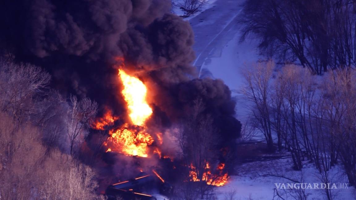 Tren con crudo se descarrila e incendia en Illinois