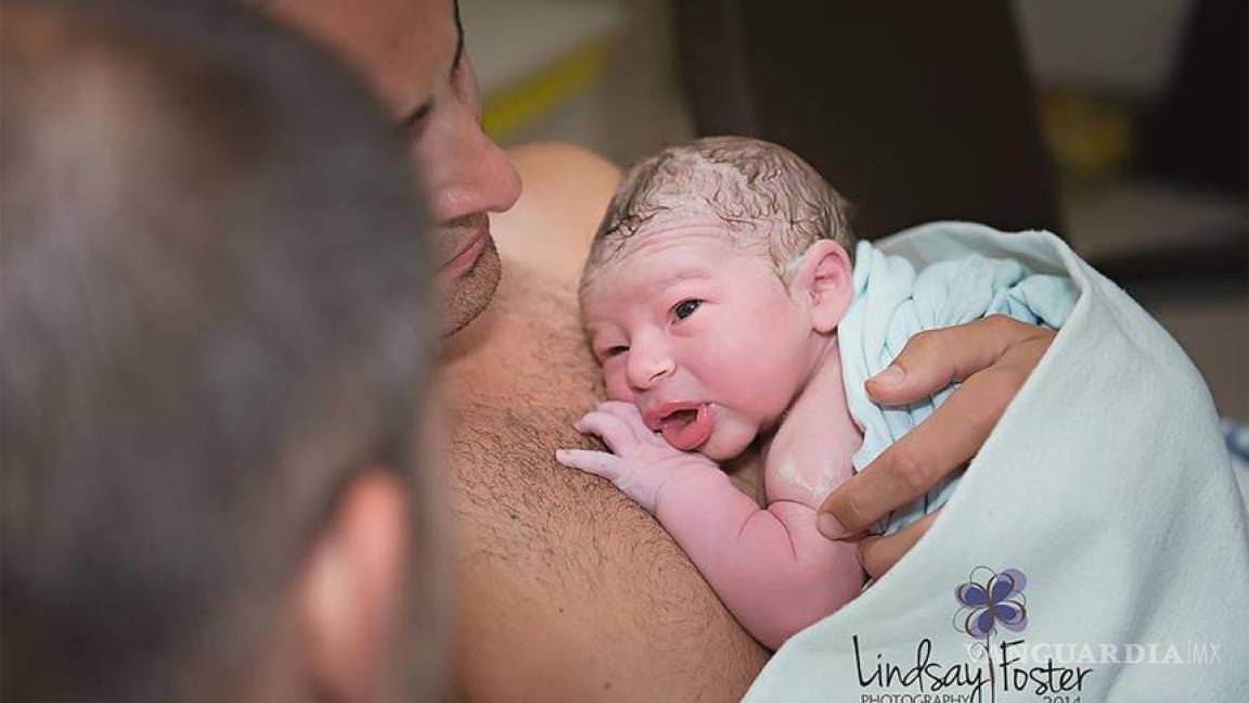 La emoción de una pareja gay al conocer por primera vez a su hijo recién nacido
