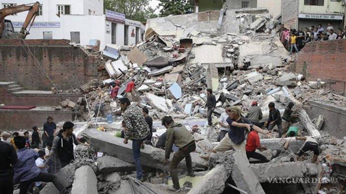 Sube a casi mil 400 la cifra de muertos por sismo en Nepal